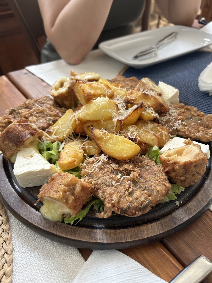 Zonja Gjene: appetizing photo of restaurant food