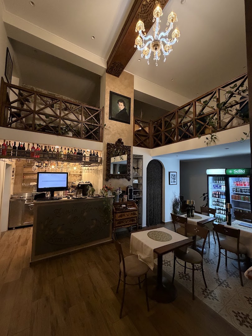 Zonja Gjene: clear, inviting interior atmosphere shot