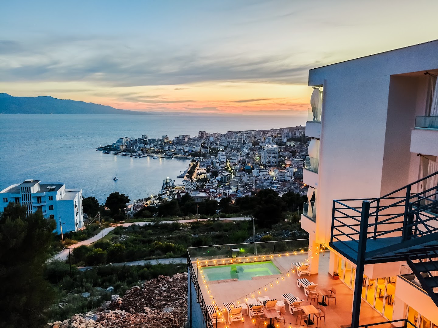 Sunset Shoreline Saranda Hotel: beautiful hotel view and atmosphere