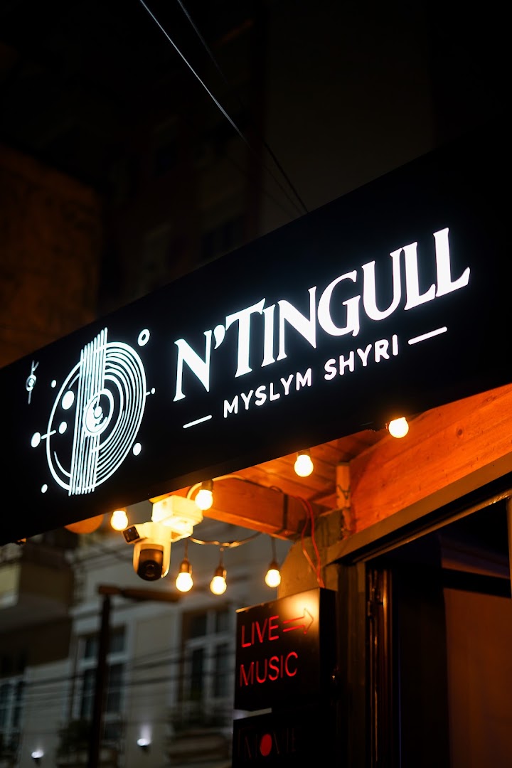 N'Tingull: clear signage of the venue