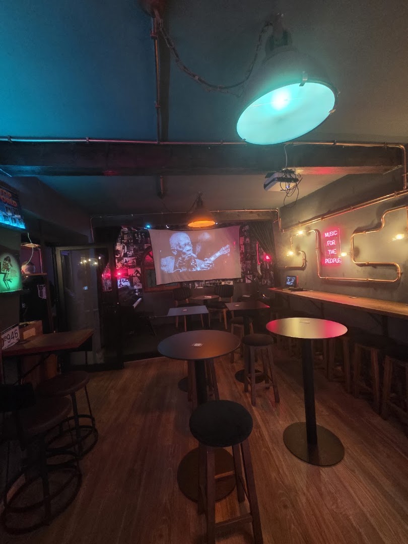 N'Tingull: venue atmosphere and interior