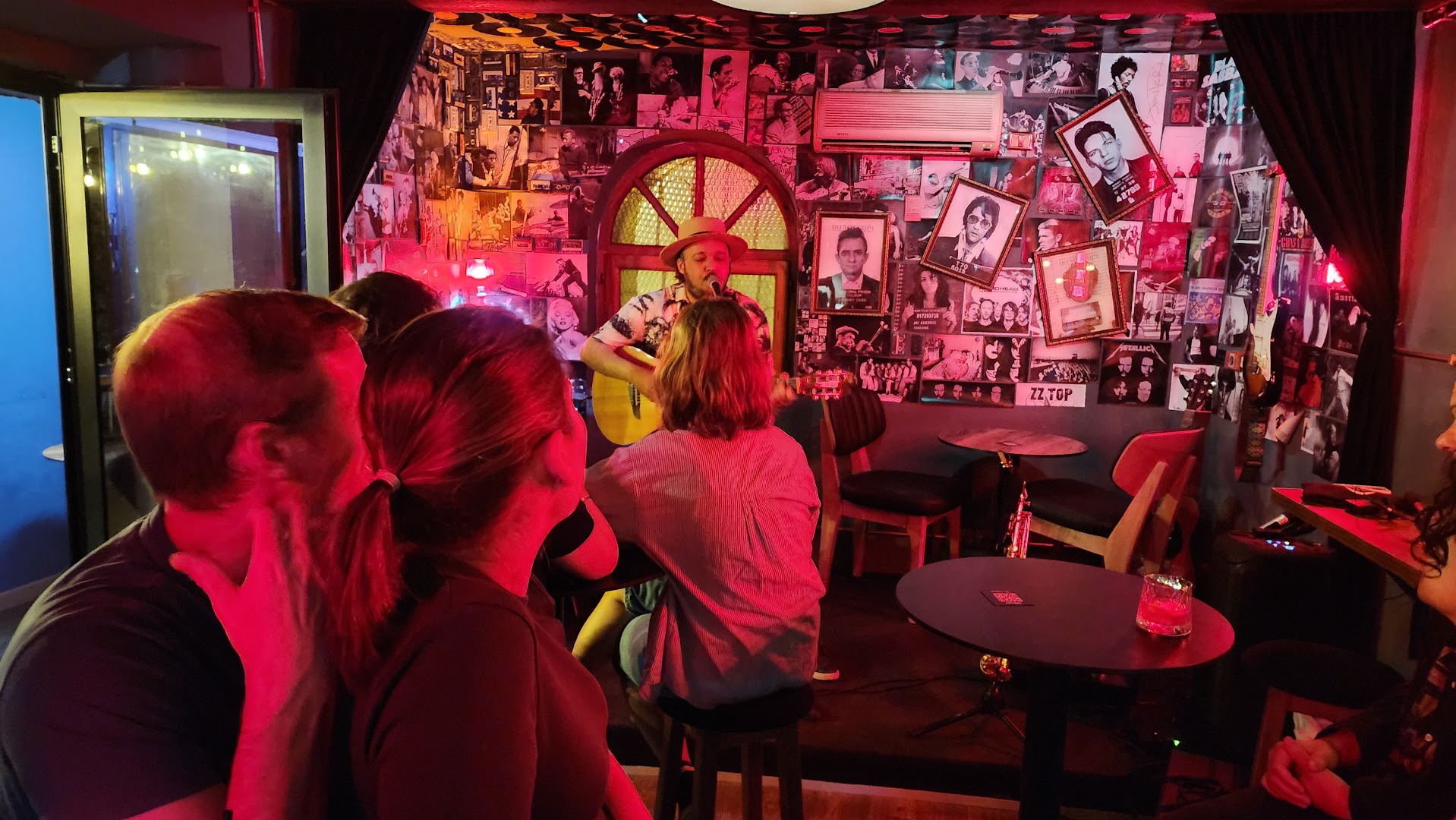N'Tingull: lively bar atmosphere well