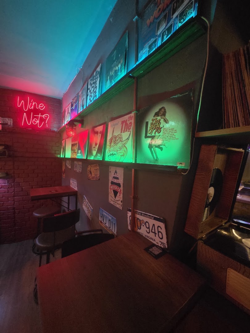 N'Tingull: atmospheric interior shot of bar