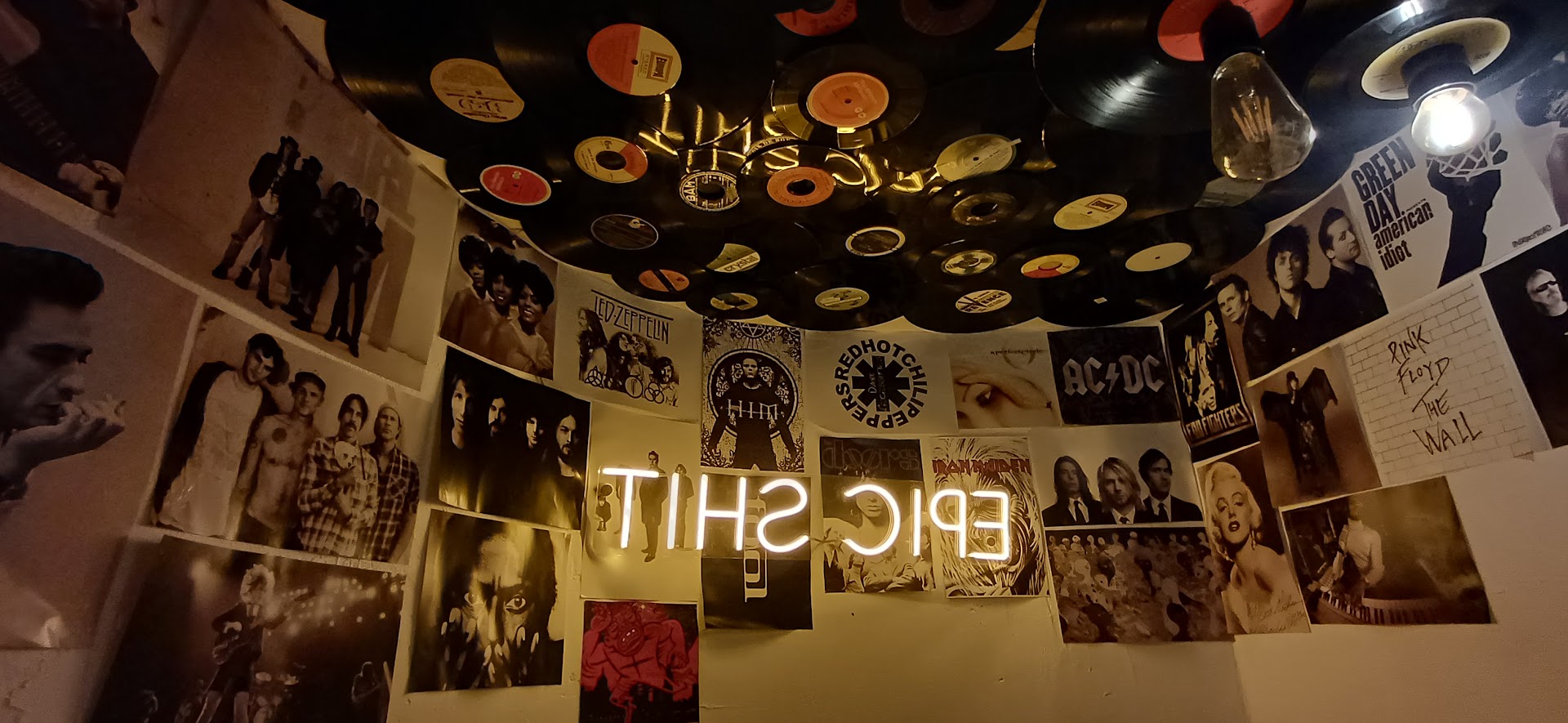 N'Tingull: unique bar interior atmosphere