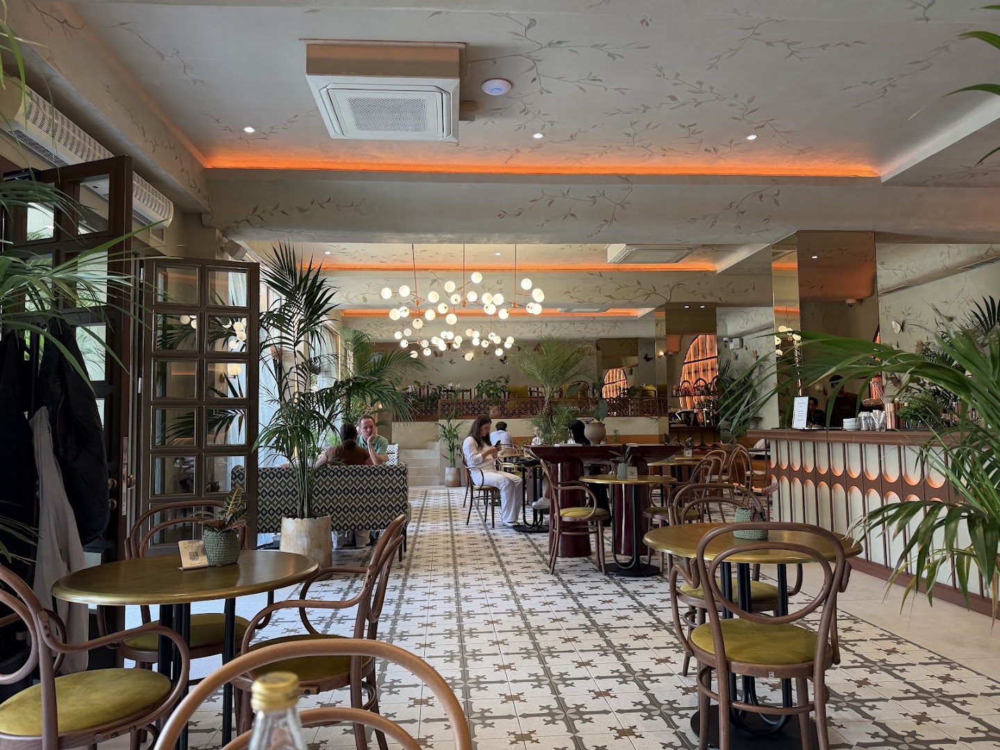 Piazza Garden: inviting and professional interior shot