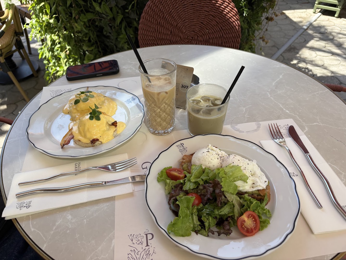Piazza Garden: appetizing food and drink presentation