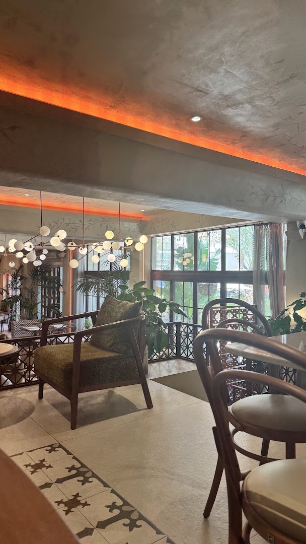 Piazza Garden: inviting and professional interior shot