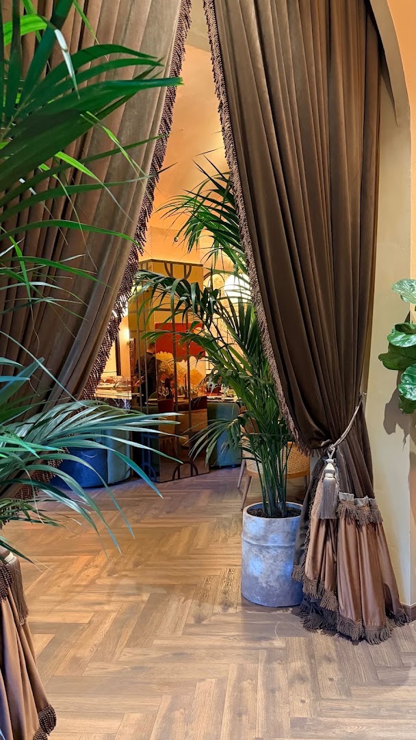 Piazza Garden: inviting and professional interior shot