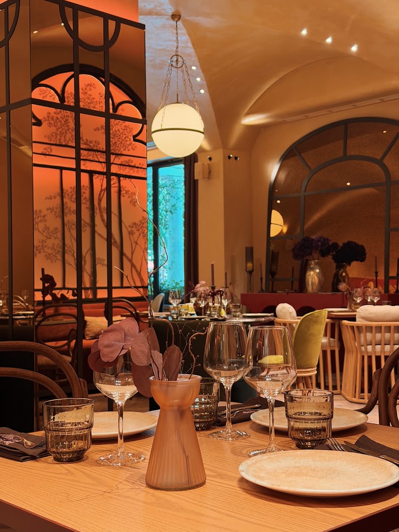 Piazza Garden: beautiful, professional interior atmosphere shot