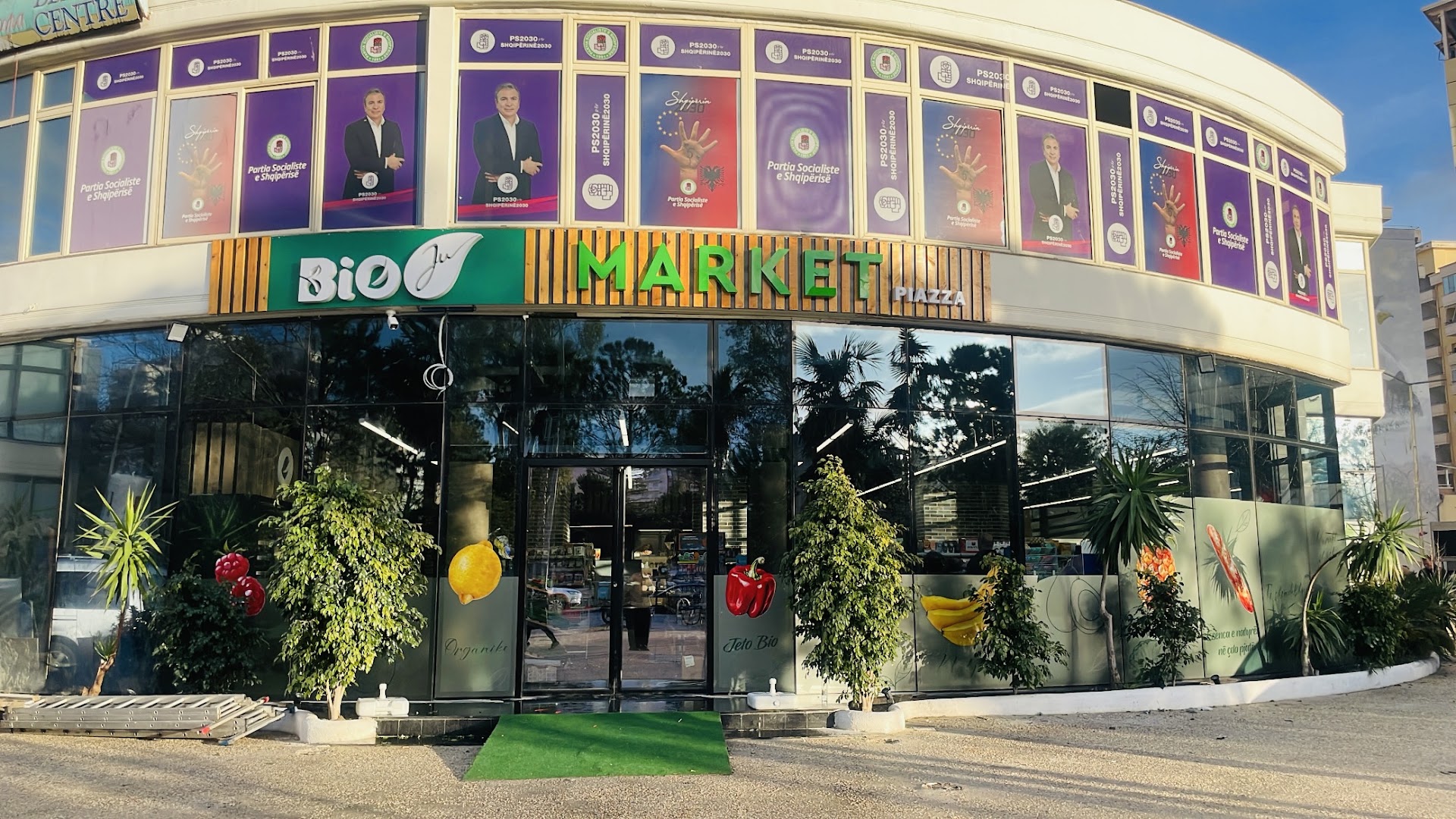 Bio Ju: clear storefront photo of shop