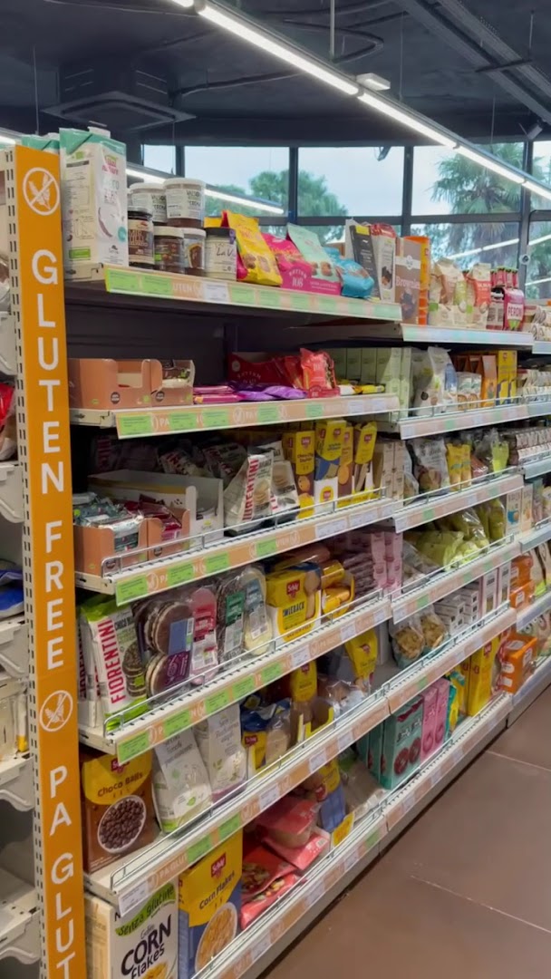 Bio Ju: clear display of shop products