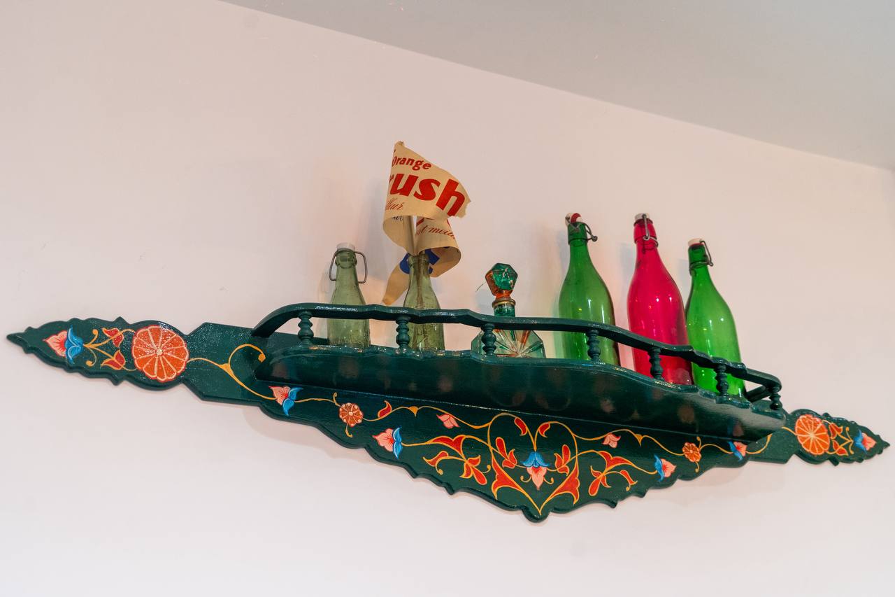 Bab El Bhar Café: attractive decorative shelf display