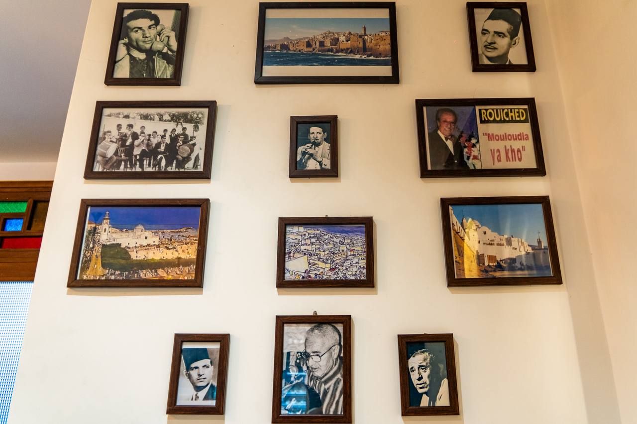 Bab El Bhar Café: cultural decor and atmosphere