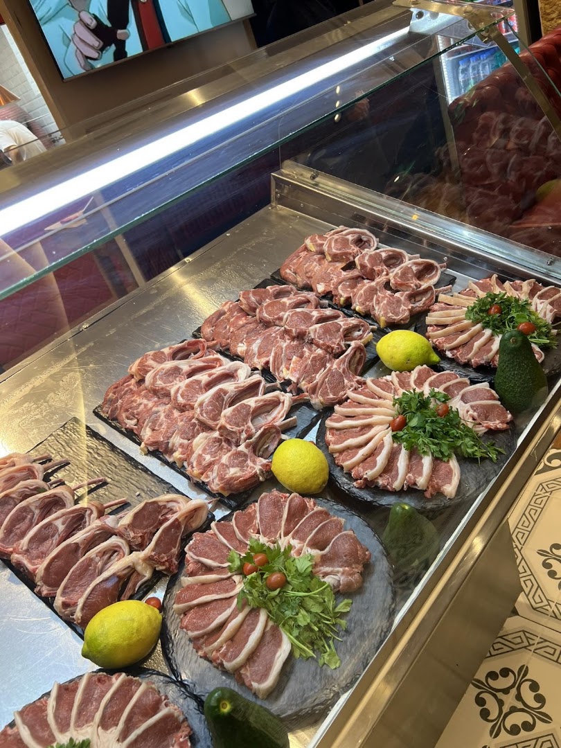 Beef Côte: appetizing display of fresh meat