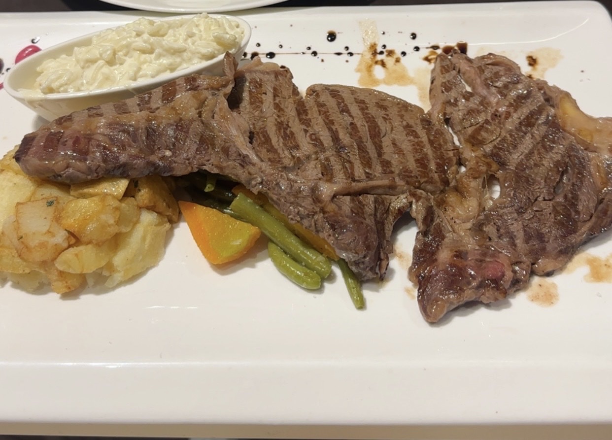 Beef Côte: appetizing, clear photo of food