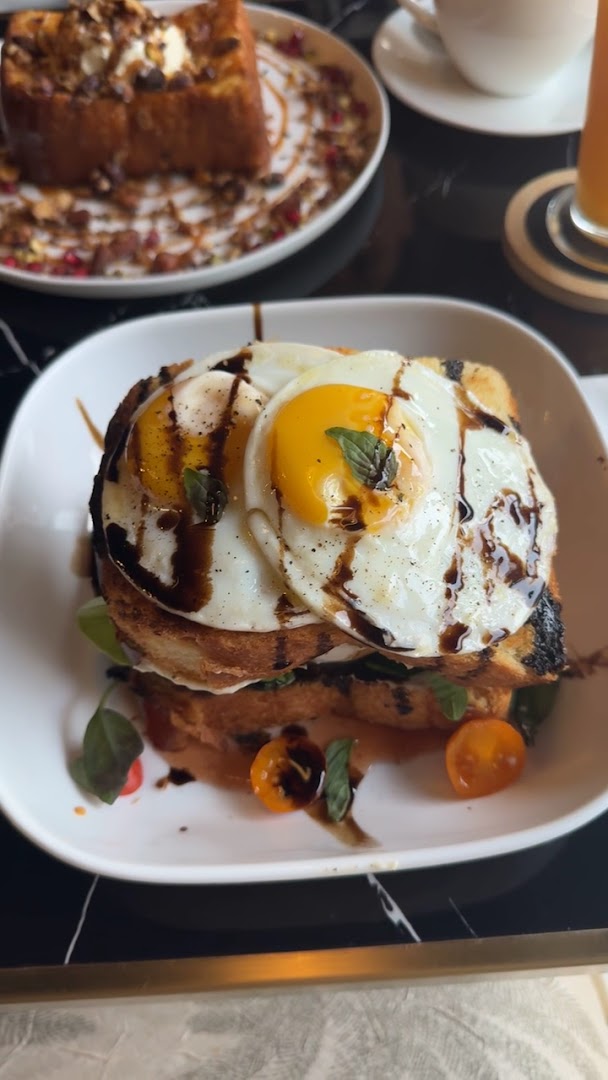 Brioch'Art: appetizing photo of served food