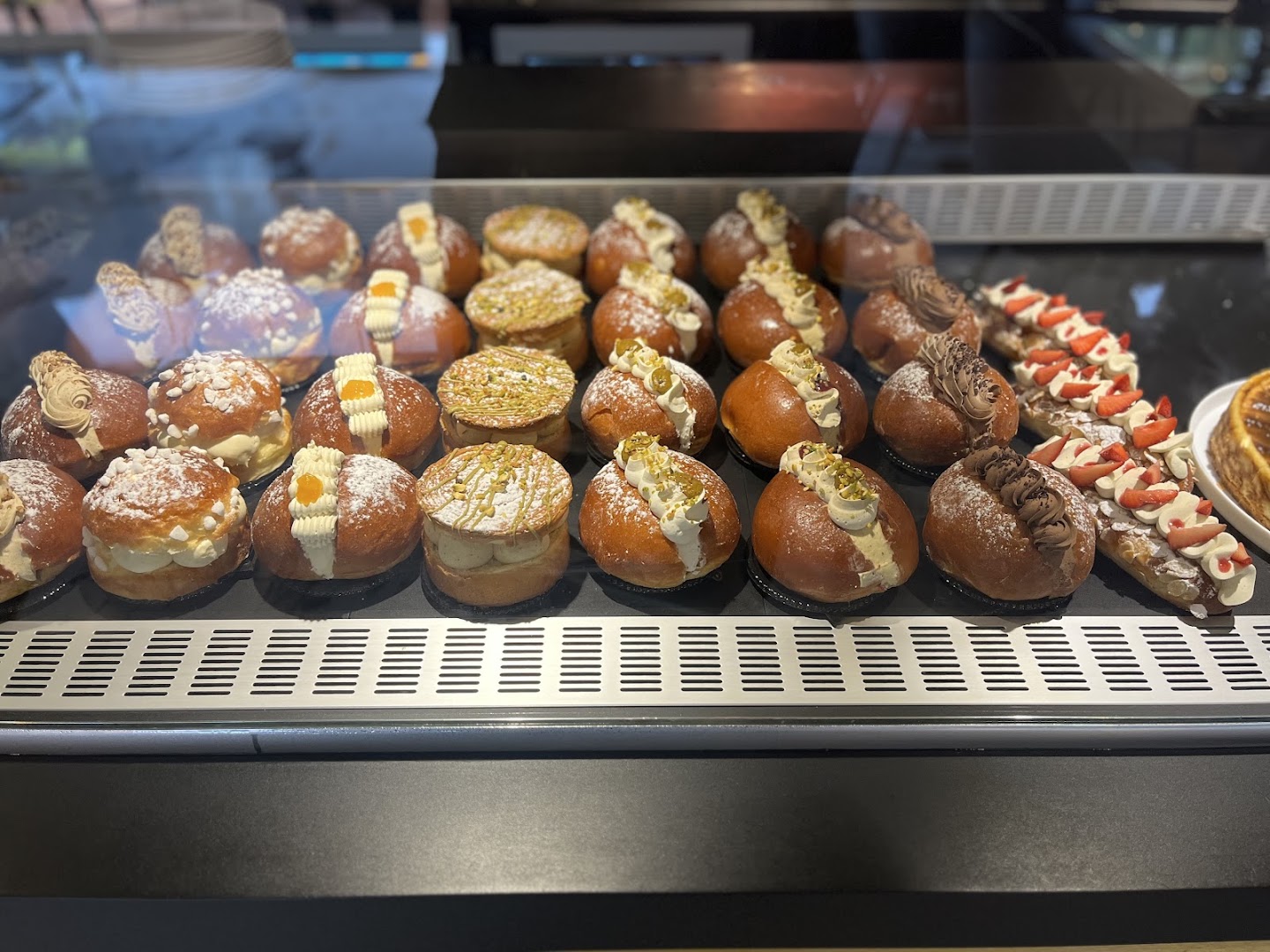 Brioch'Art: appetizing display of fresh pastries