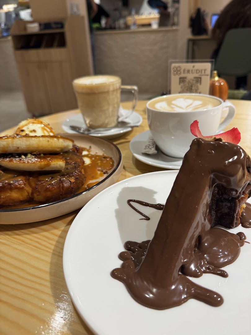 Érudit Connect Lounge: appetizing food and drink presentation