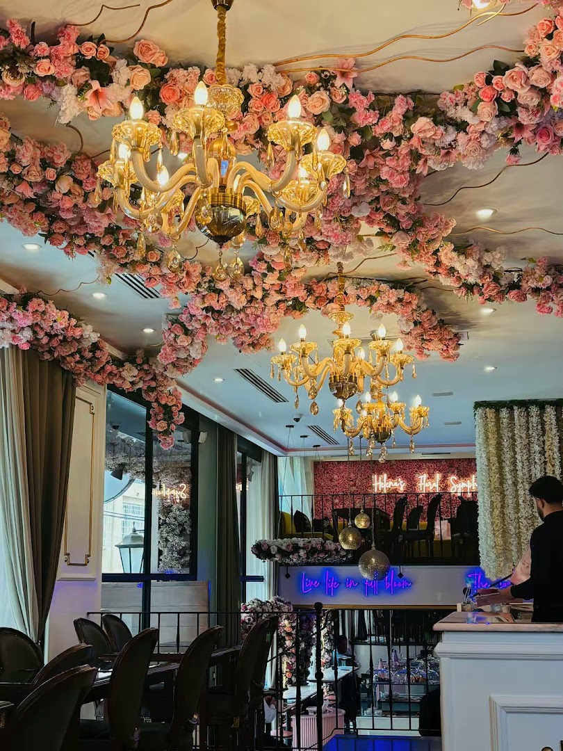 Helena Restaurant Café: attractive interior with floral decor