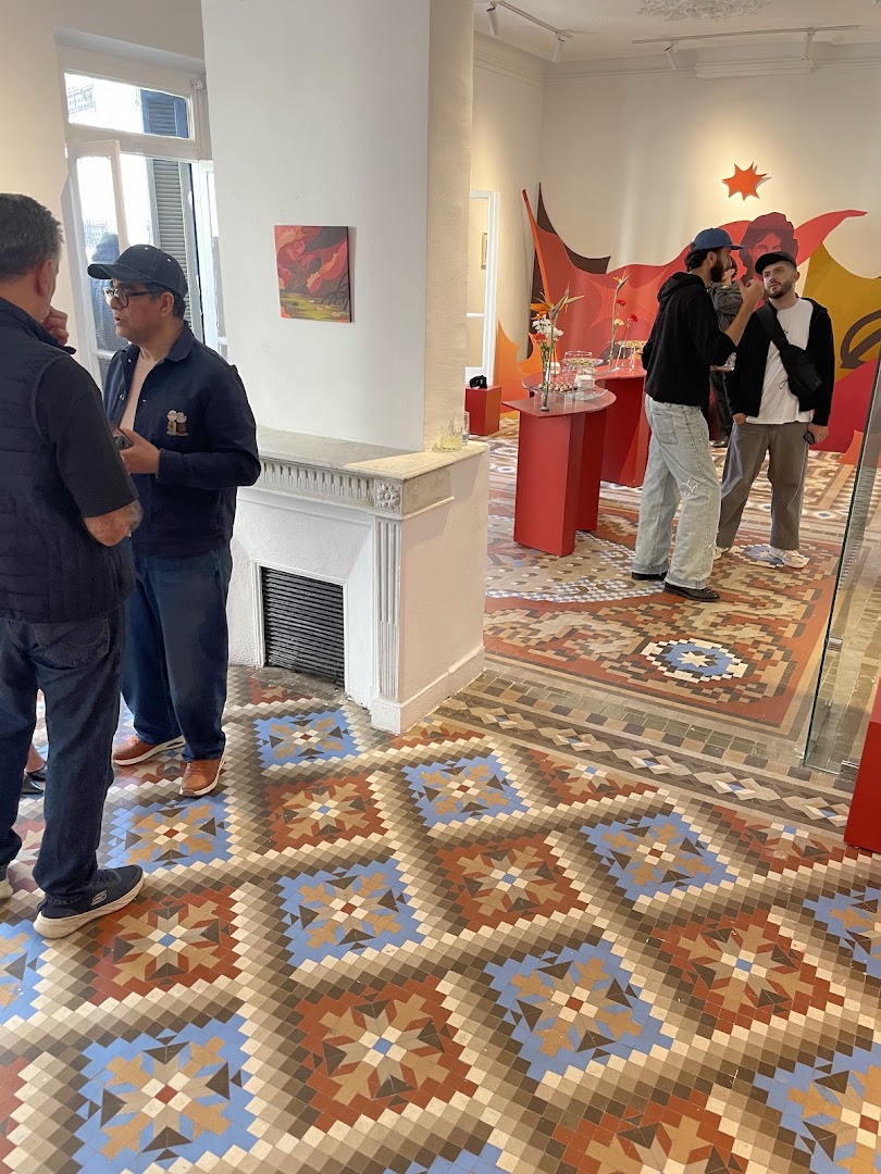 Jidar Gallery: gallery interior and visitors