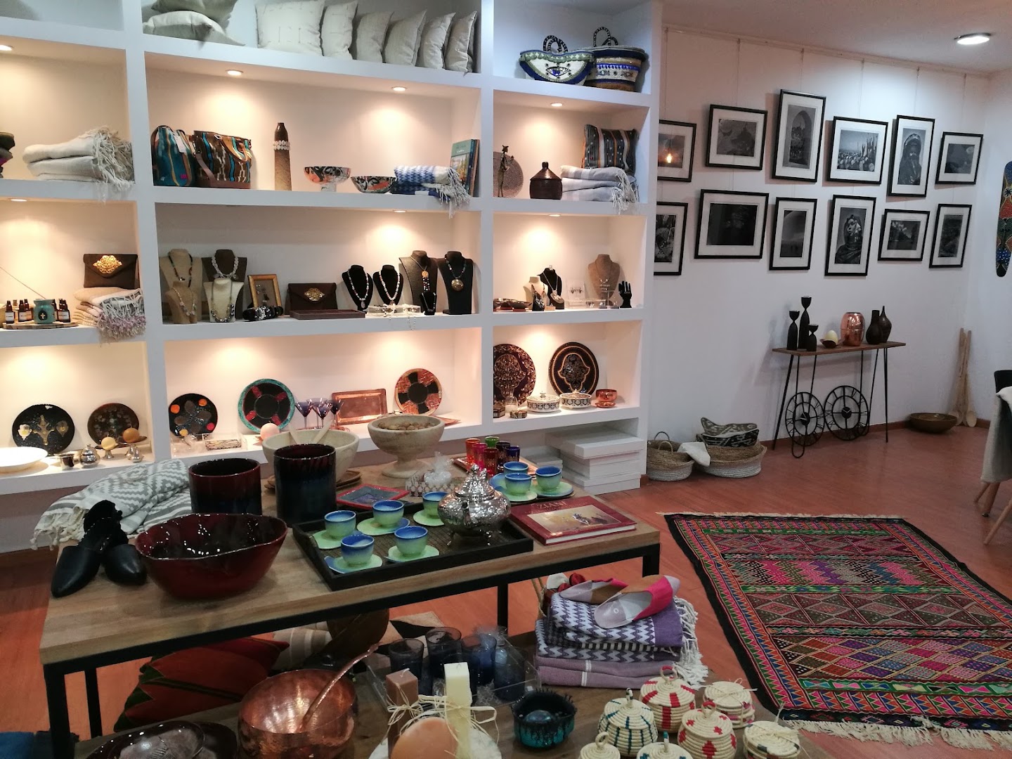Medina Mood: clear, professional shop interior display