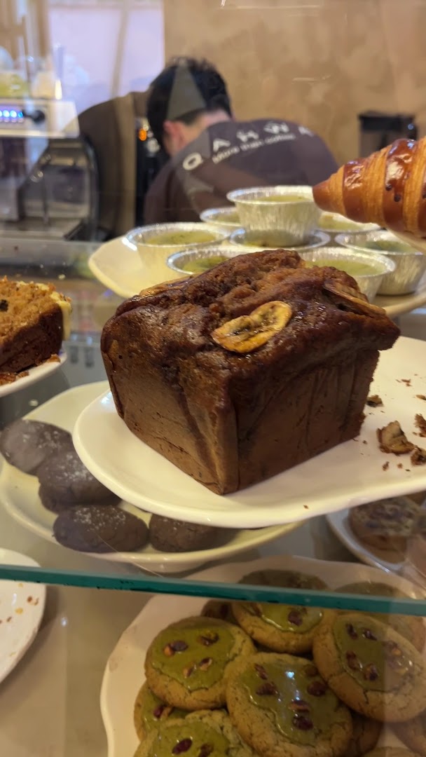 Qahwa The Coffee: appetizing display of fresh food