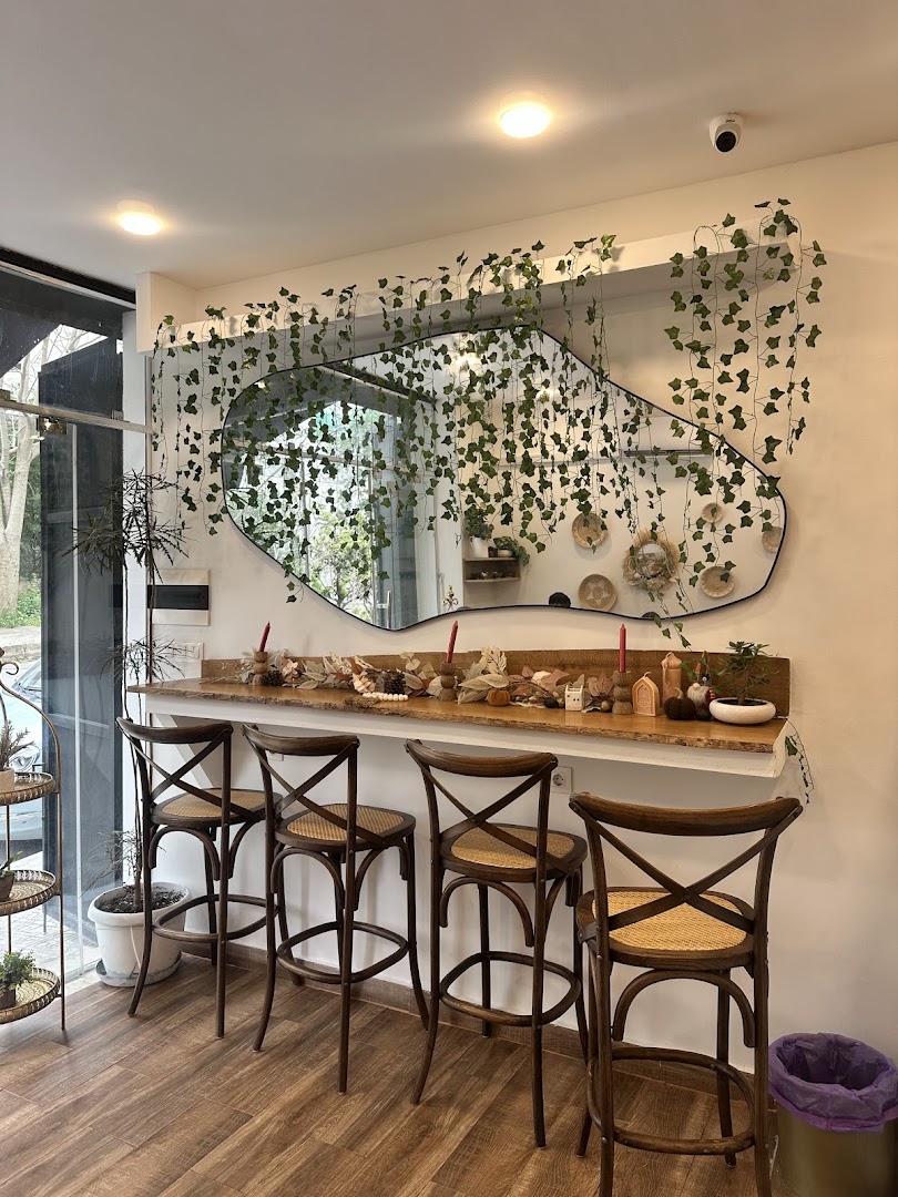 Sunny Bloom Brunch Bar: attractive and clean venue interior