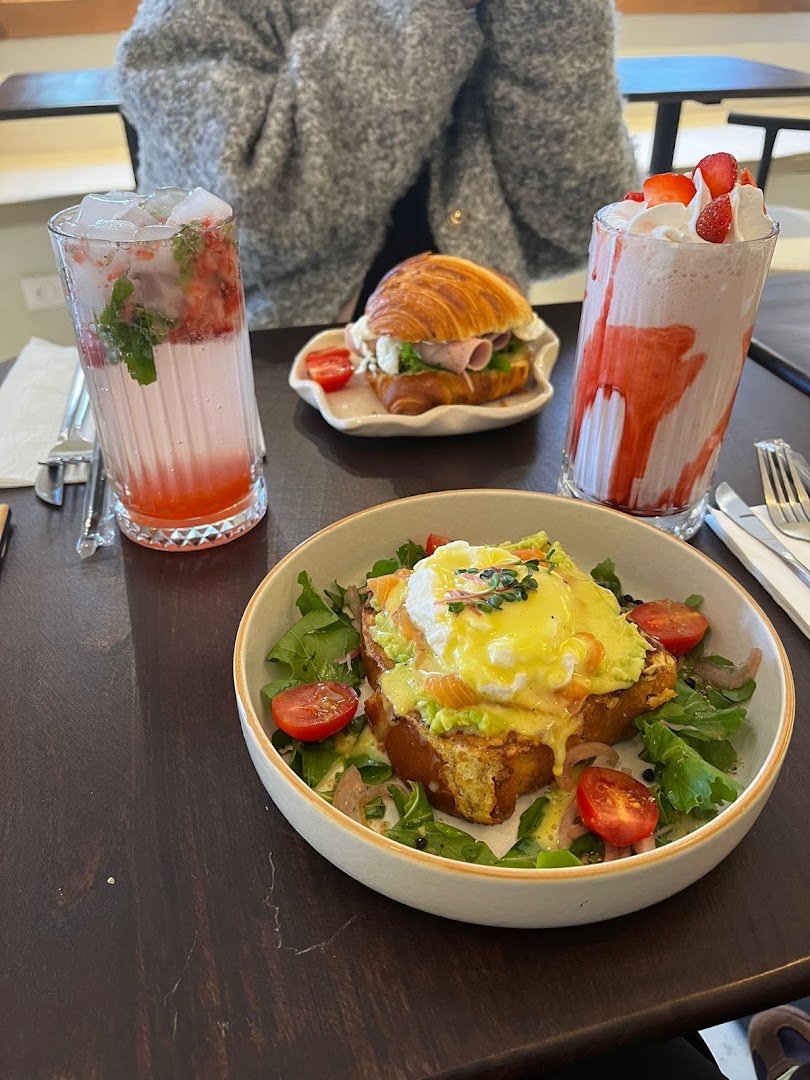 Tomo Coffee Brunch & Bakery: appetizing food and drink presentation