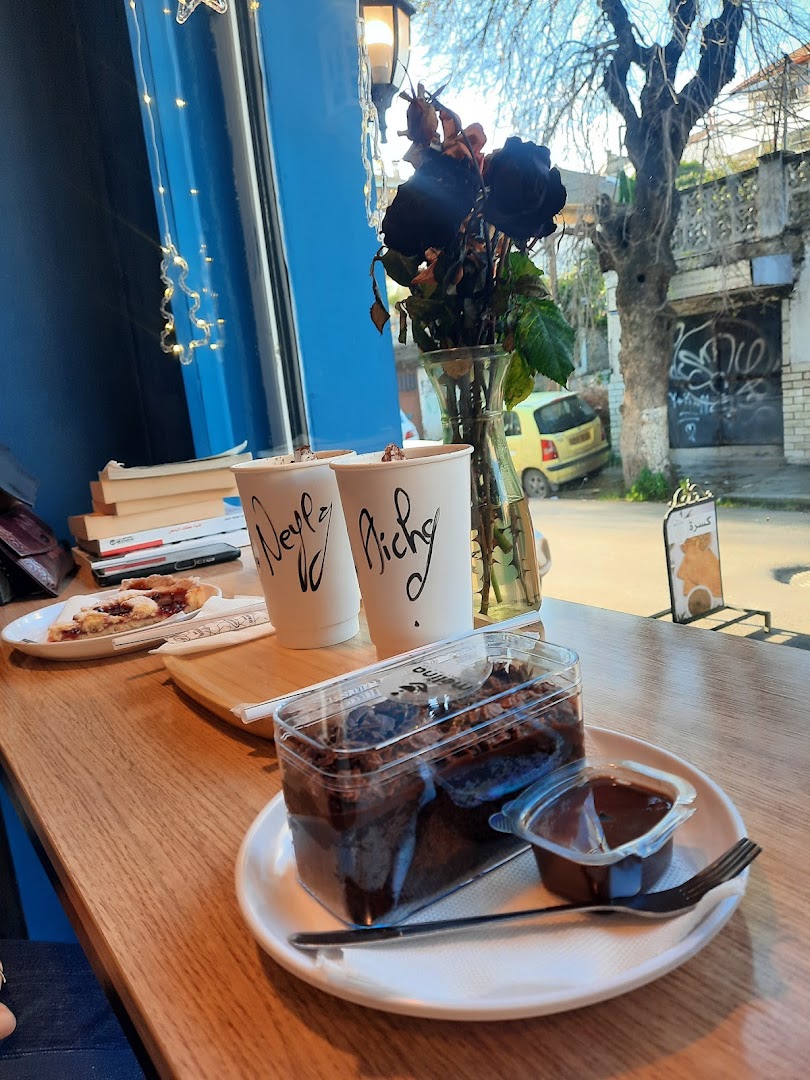 Mélina Happiness in a Cup: appealing shot of cafe offerings