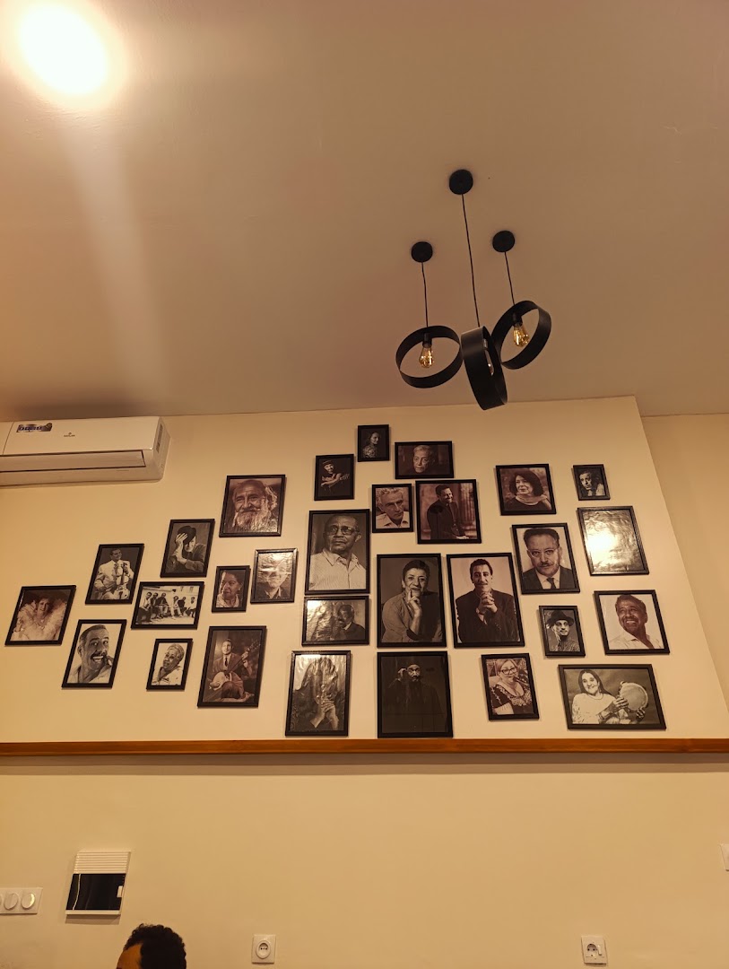 Riwaya Coffee: attractive interior decor
