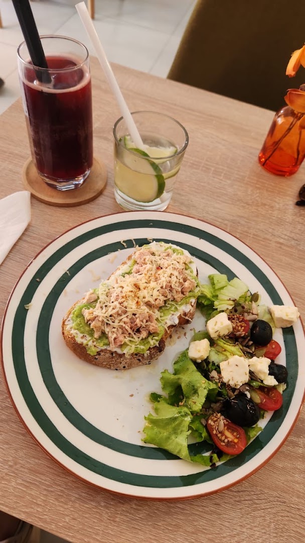 Riwaya Coffee: appetizing food and drink presentation