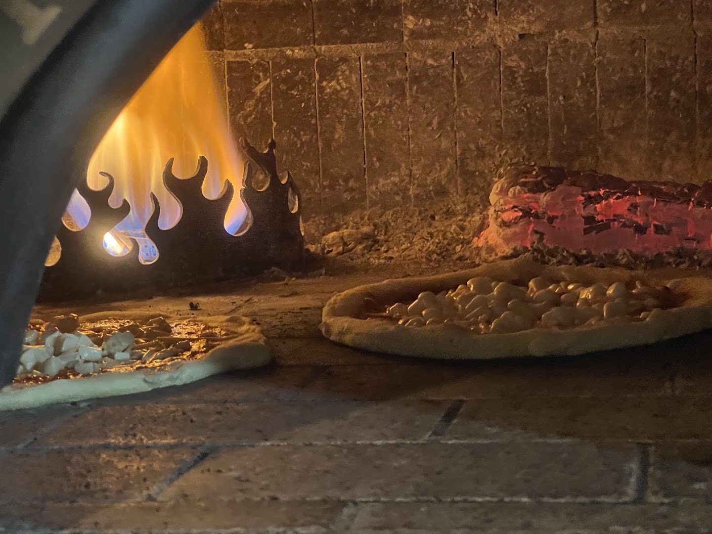 Oliva Food: appetizing photo of wood-fired pizza