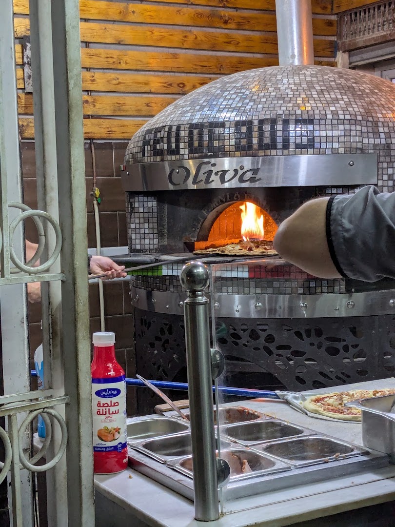 Oliva Food: authentic pizza preparation process