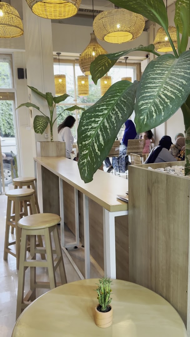Amalfi Coffee & Brunch: inviting and clean interior shot