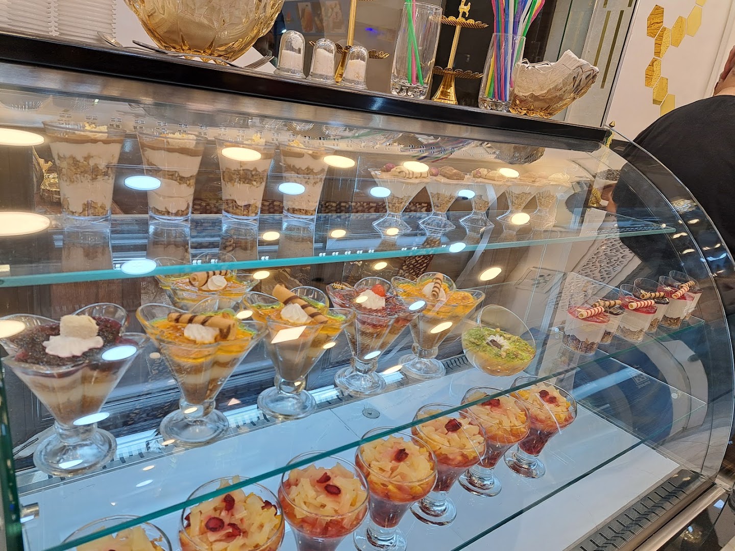 Restaurant El Zaïm: clear display of restaurant desserts