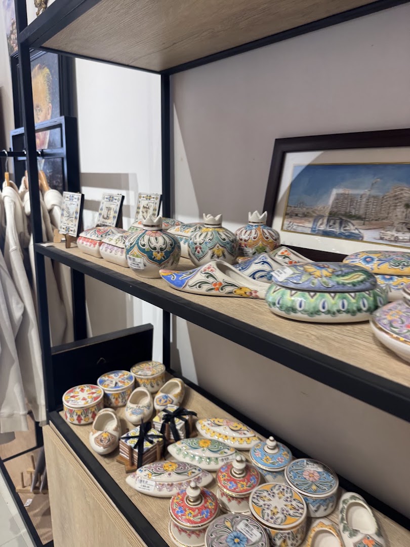Hirfa Concept Store: clear display of shop products