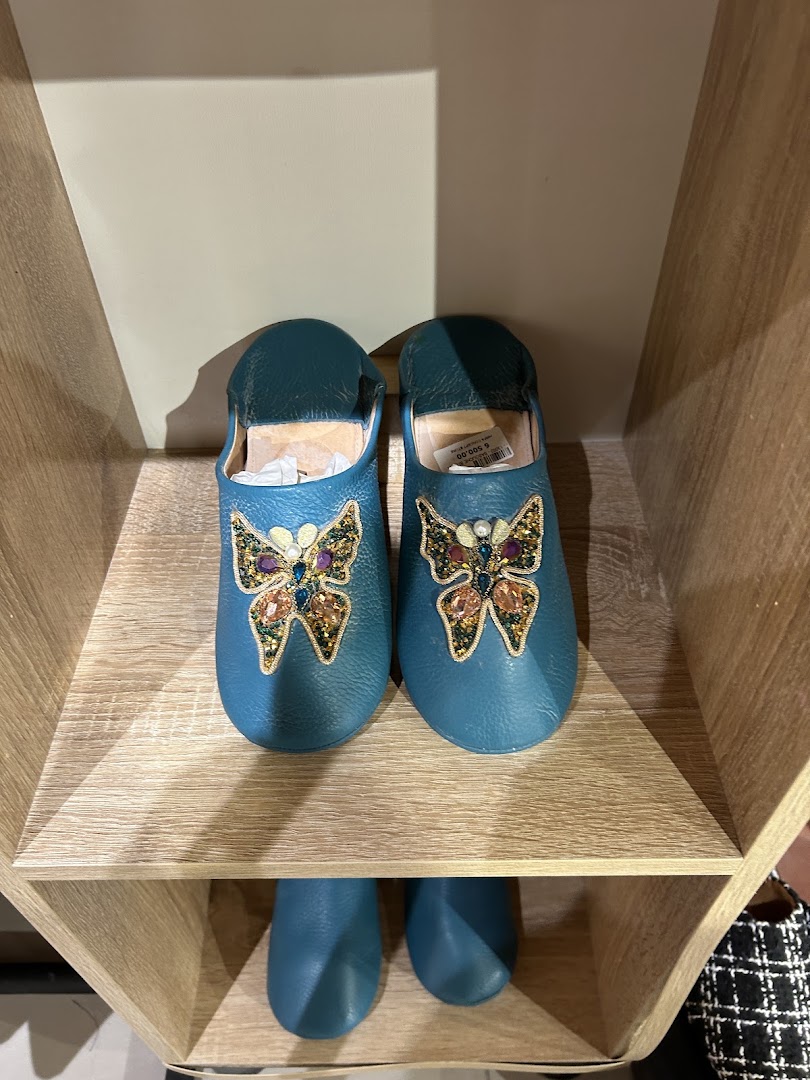 Hirfa Concept Store: clear product display photo