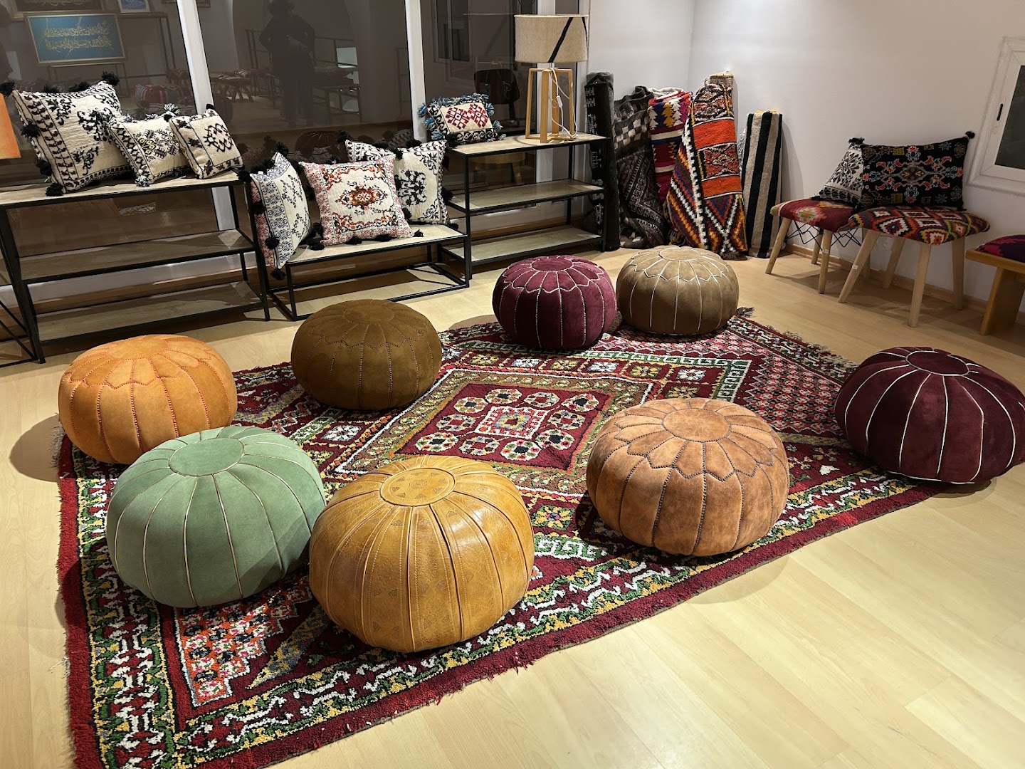 Hirfa Concept Store: clear display of shop products