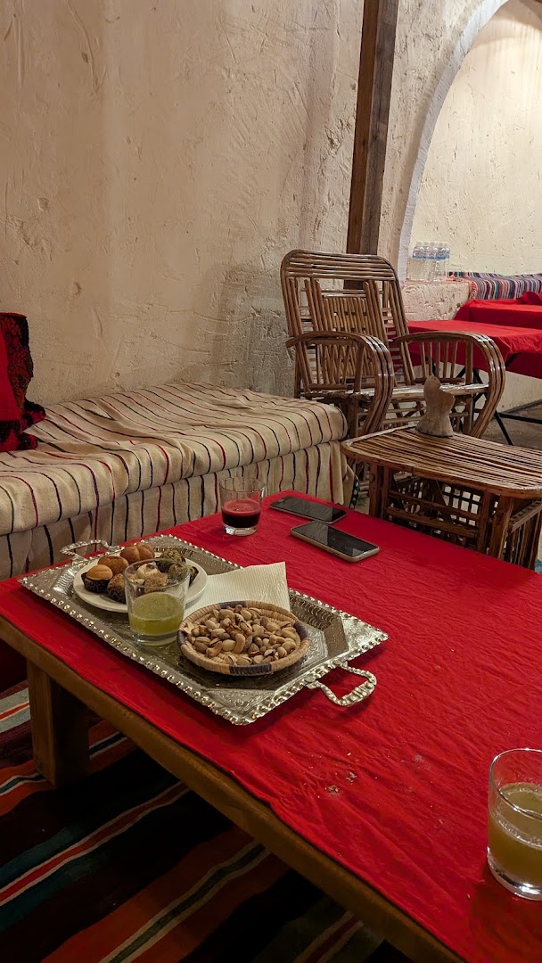 El Arrab: authentic restaurant atmosphere