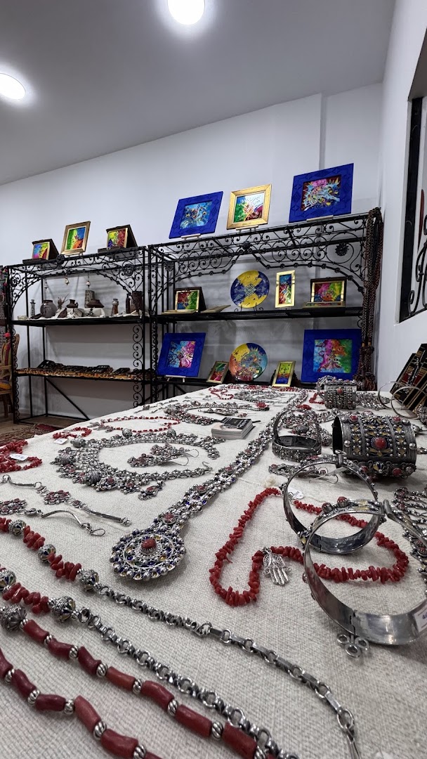 Galerie el Riwak: gallery collection and display