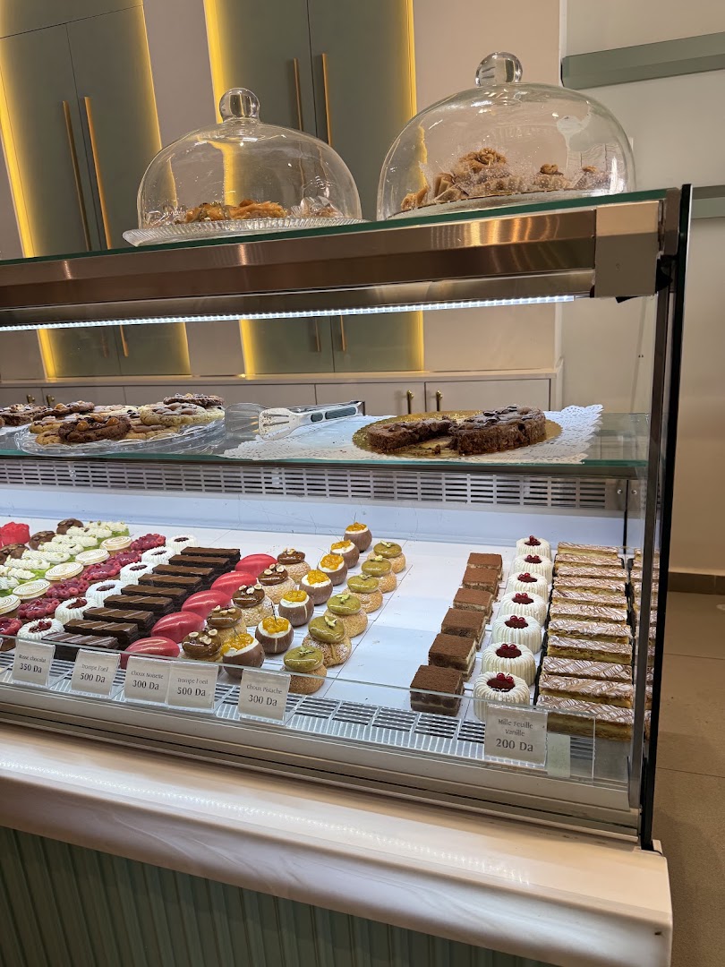 Ambiance La Pâtisserie: appetizing display of fresh pastries