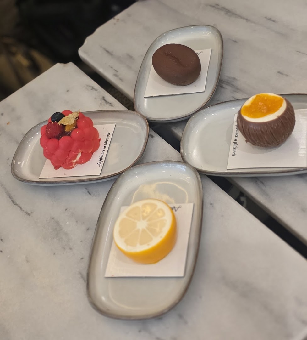 Ambiance La Pâtisserie: appetizing display of signature pastries