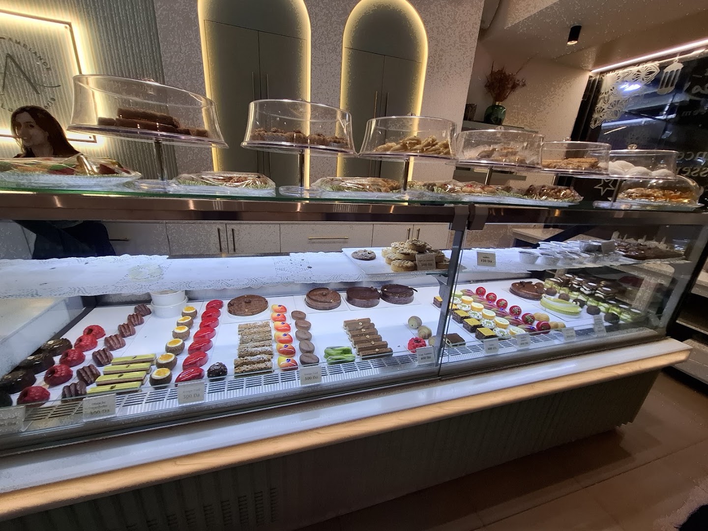 Ambiance La Pâtisserie: appetizing display of pastries