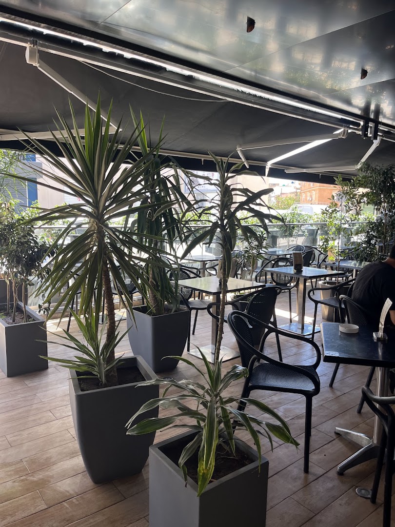 Ambiance La Pâtisserie: inviting terrace atmosphere and decor