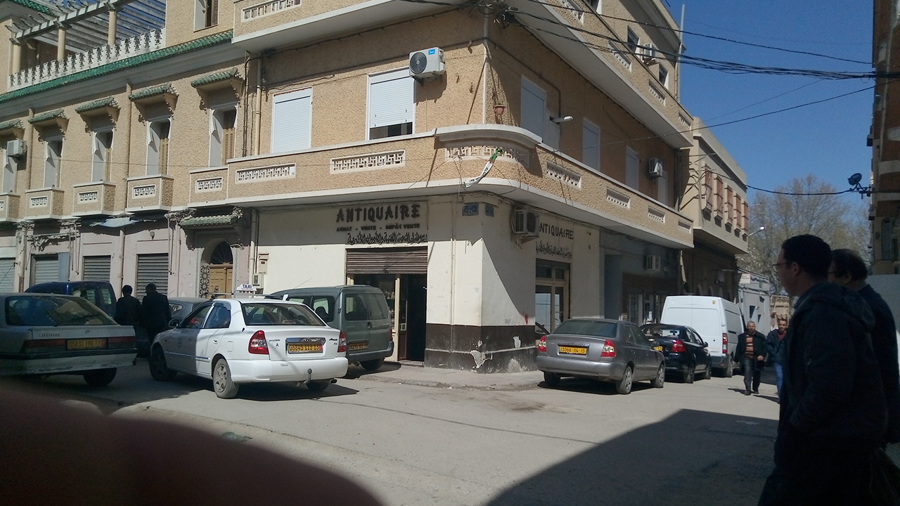 Antiquaire Tlemcen: clear storefront view of shop