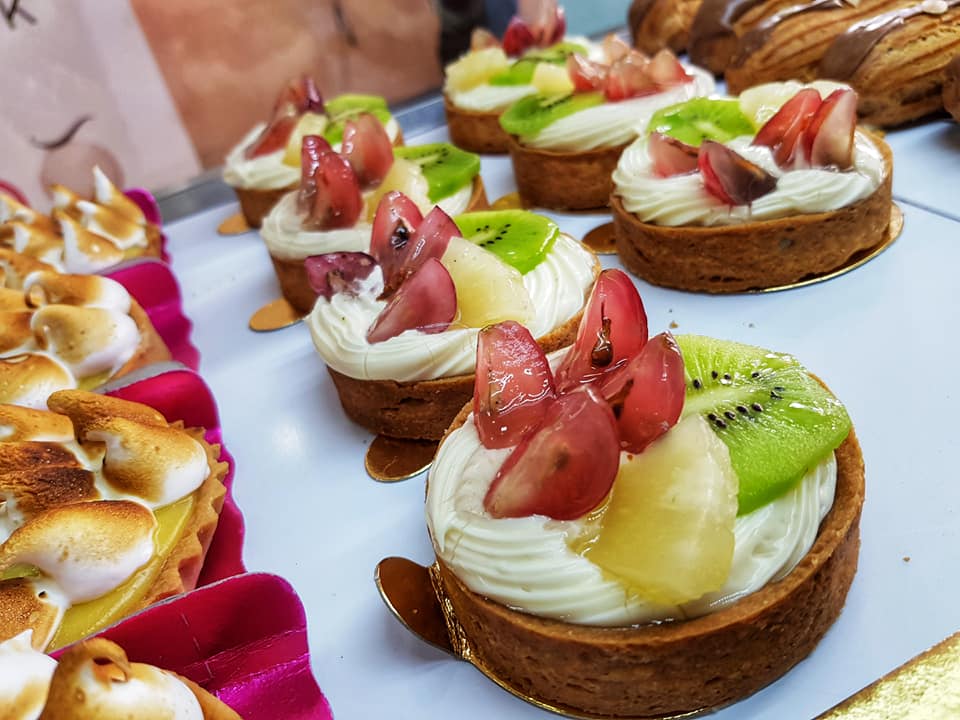 Pâtisserie La Noisette: appetizing display of fresh pastries