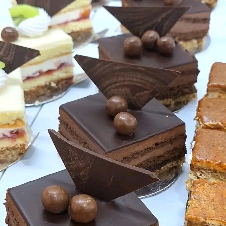 Pâtisserie La Noisette: appetizing display of fresh pastries