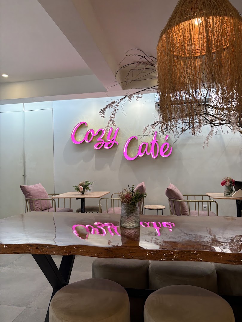 Cozy Café: inviting and professional interior shot