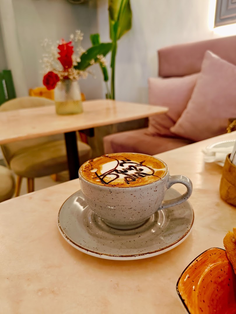 Cozy Café: appealing cafe atmosphere and coffee