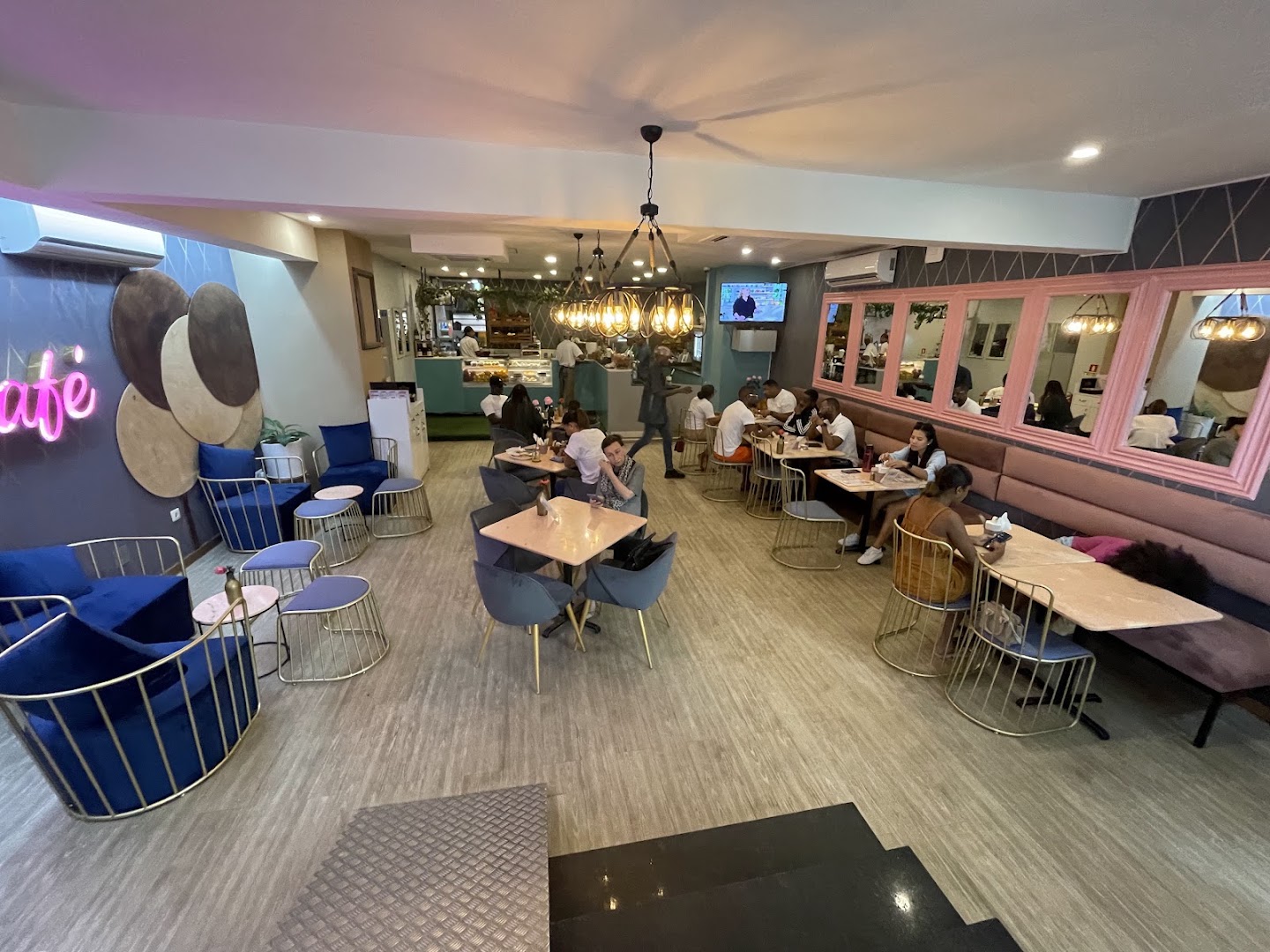 Cozy Café: clear, inviting interior atmosphere shot
